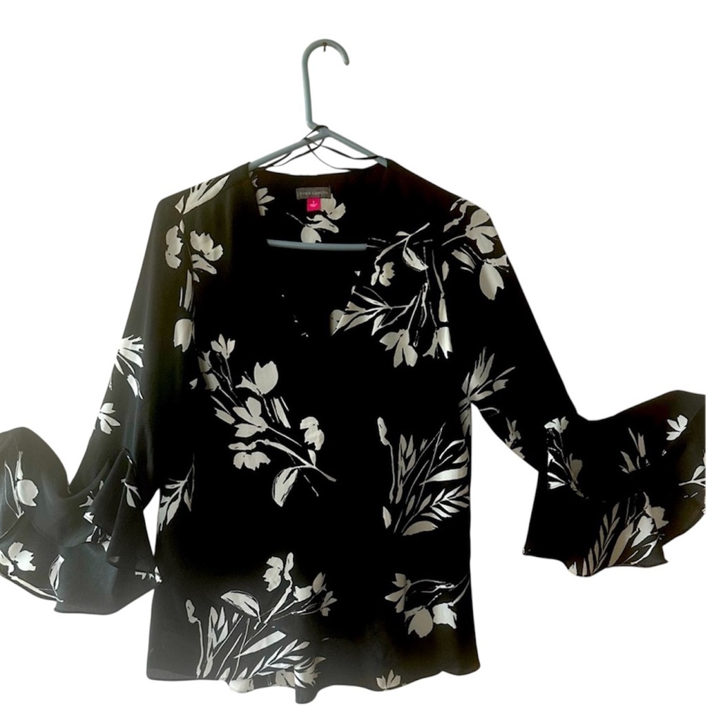 Vince Camuto V-Neck Black Frt. Slanted FLORAL TOP Size: S